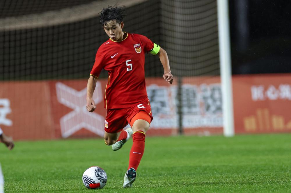 记者：前国门李雷雷有望接替杨智，担任青岛西海岸守门员教练